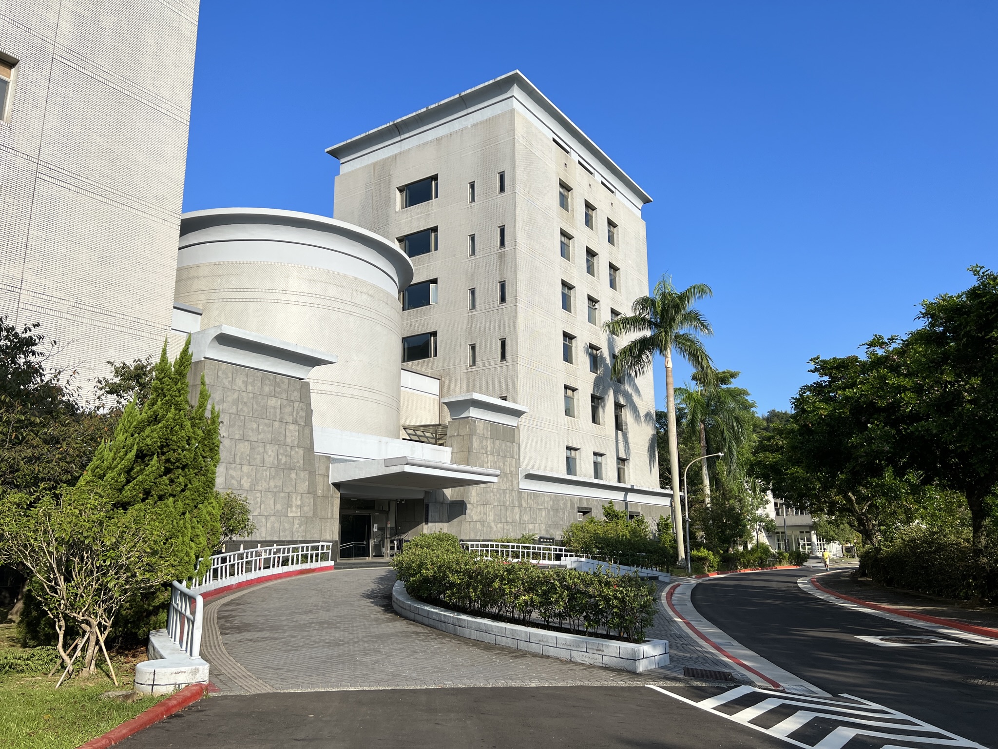 本院112年度第1梯次「獎勵國內學人短期來院訪問研究」自即日起至111年10月17日止受理電腦線上申請